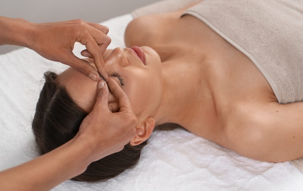 vue-d-une-femme-recevant-un-massage-facial-de-yoga-pour-rester-jeune